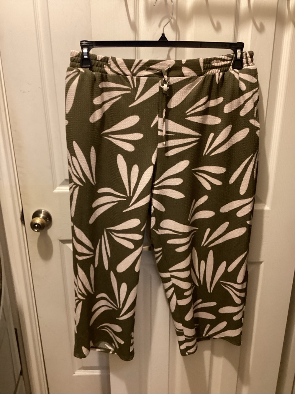 Soho Apparel Olive Green & Cream Wide-Leg Printed Capris